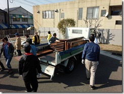 長机とﾊﾟｲﾌﾟ椅子の搬入